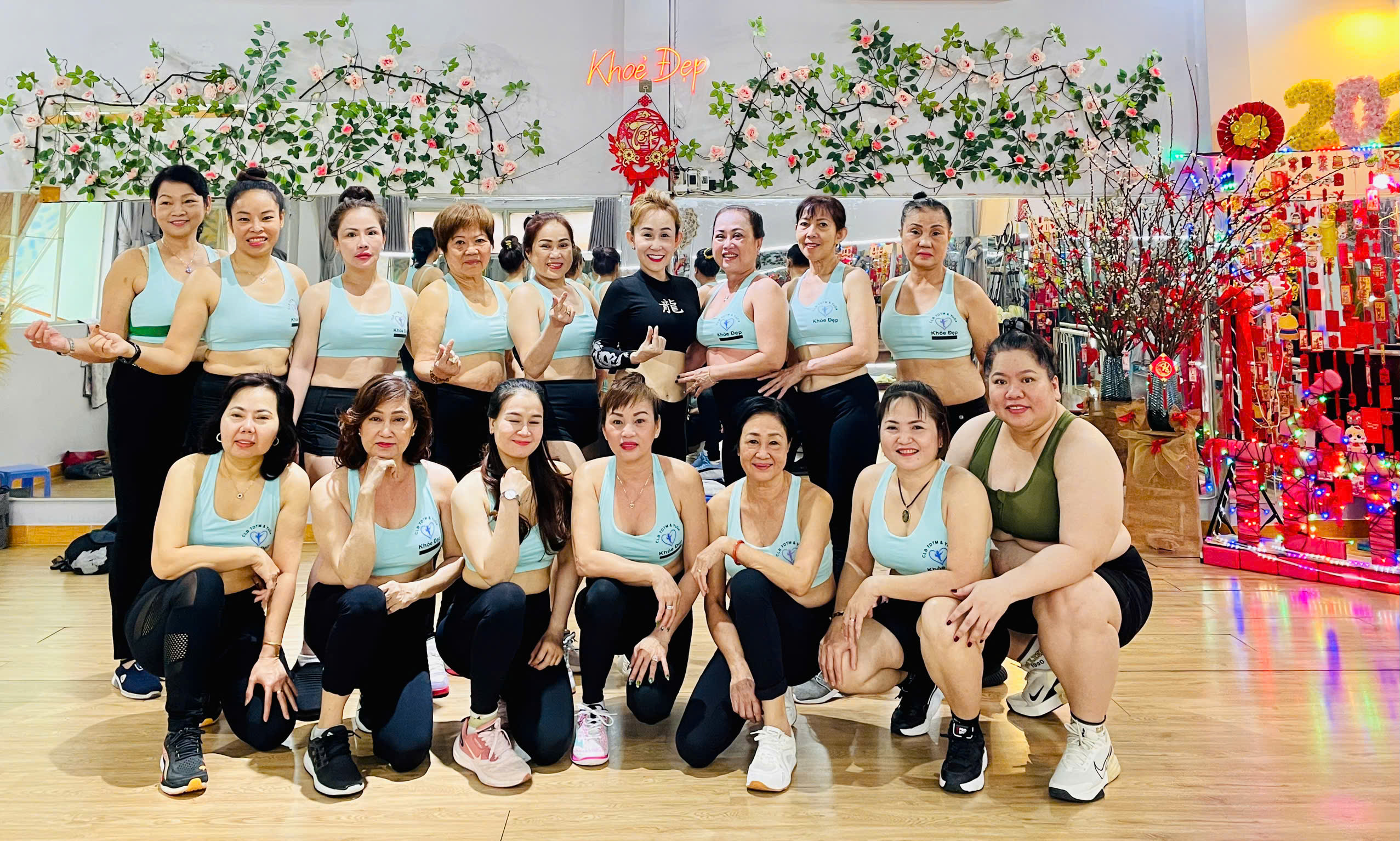 Các thành viên lớp aerobics CLB Khỏe Đẹp